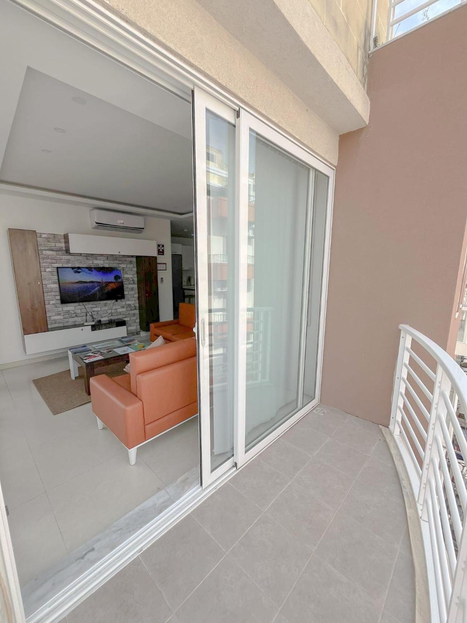 Apartment In Ta' Xbiex 3br- 3 Min Yatch Marina *